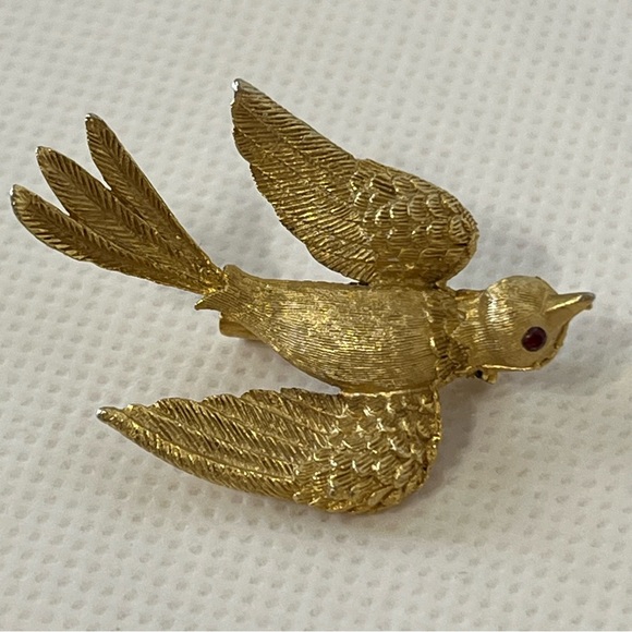 Vintage Jewelry - Vintage JJ Jonette Jewelry Gold Tone Red Rhinestone Eye Bird Pin Brooch
